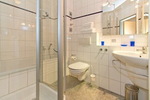 Shower, hair dryer, towels - Villa Strandperle, App. 08 (Heringsdorf)