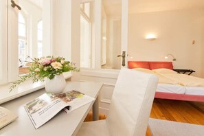 1 soveværelse, pengeskab på værelset, skrivebord, weekendseng