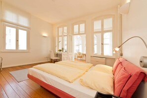1 Schlafzimmer, Zimmersafe, Schreibtisch, Reisekinderbett