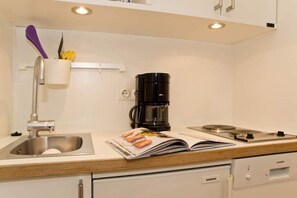 冷蔵庫、電子レンジ、食器洗い機、コーヒー / ティーメーカー