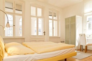 1 Schlafzimmer, Schreibtisch, Reisekinderbett, WLAN