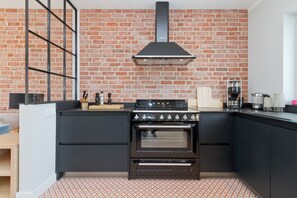 冷蔵庫、オーブン、食器洗い機、コーヒー / ティーメーカー