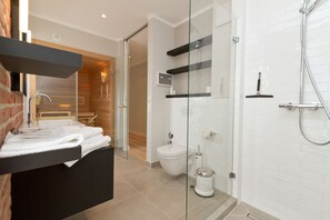 Shower, hair dryer, towels - Quartier Ahlbeck, App. 05 Penthouse (Heringsdorf)