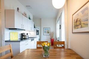 Refrigerador, horno, lavavajillas, cafetera/tetera