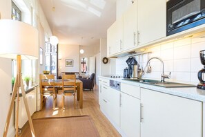 Køleskab, mikrobølgeovn, opvaskemaskine, kaffe-/temaskine