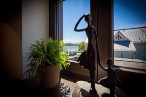 Ein Fenster mit Blick auf ein Gebäude und ein Gewässer.