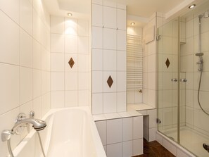 Douche, sĂšche-cheveux, serviettes fournies