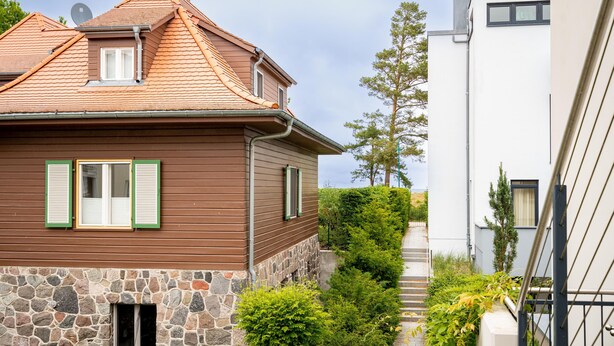Kaksikerroksinen talo, jossa on kivinen pohjarakenne ja ruskea julkisivu.