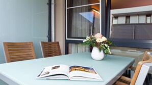 A table with a book, a vase with flowers, and two wooden chairs. - Quartier 47, App. 05 (Heringsdorf)