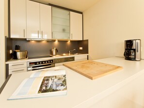 Kühlschrank, Ofen, Geschirrspüler, Wasserkocher mit Kaffee-/Teezubehör