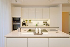 Jääkaappi, mikroaaltouuni, uuni, astianpesukone