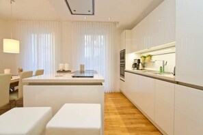 Jääkaappi, mikroaaltouuni, uuni, astianpesukone