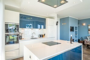 Kühlschrank, Mikrowelle, Ofen, Geschirrspüler