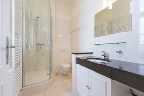 Douche, sèche-cheveux, serviettes fournies