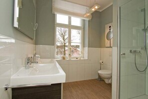 Douche, sèche-cheveux, serviettes fournies