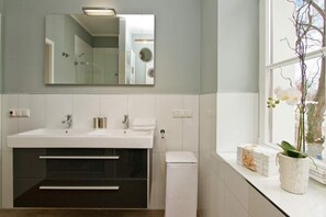 Dusche, Haartrockner, Handtücher