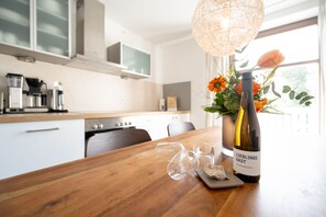 Kühlschrank, Ofen, Geschirrspüler, Wasserkocher mit Kaffee-/Teezubehör