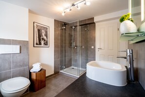 Een douche, een haardroger, handdoeken