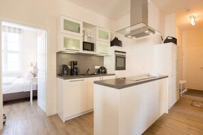 Kühlschrank, Mikrowelle, Ofen, Geschirrspüler