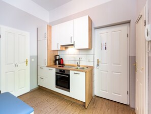 Fridge, oven, dishwasher, coffee/tea maker