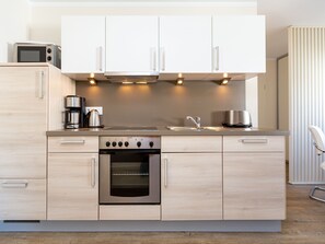 Kühlschrank, Ofen, Geschirrspüler, Wasserkocher mit Kaffee-/Teezubehör