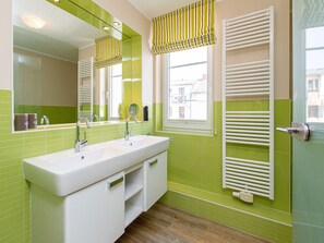 Een douche, een haardroger, handdoeken