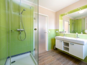 Dusche, Haartrockner, Handtücher