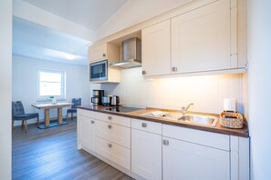 Refrigerador, microondas, lavavajillas y cafetera y tetera 