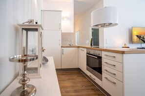 Kühlschrank, Ofen, Geschirrspüler, Wasserkocher mit Kaffee-/Teezubehör