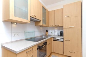 Kühlschrank, Mikrowelle, Ofen, Geschirrspüler
