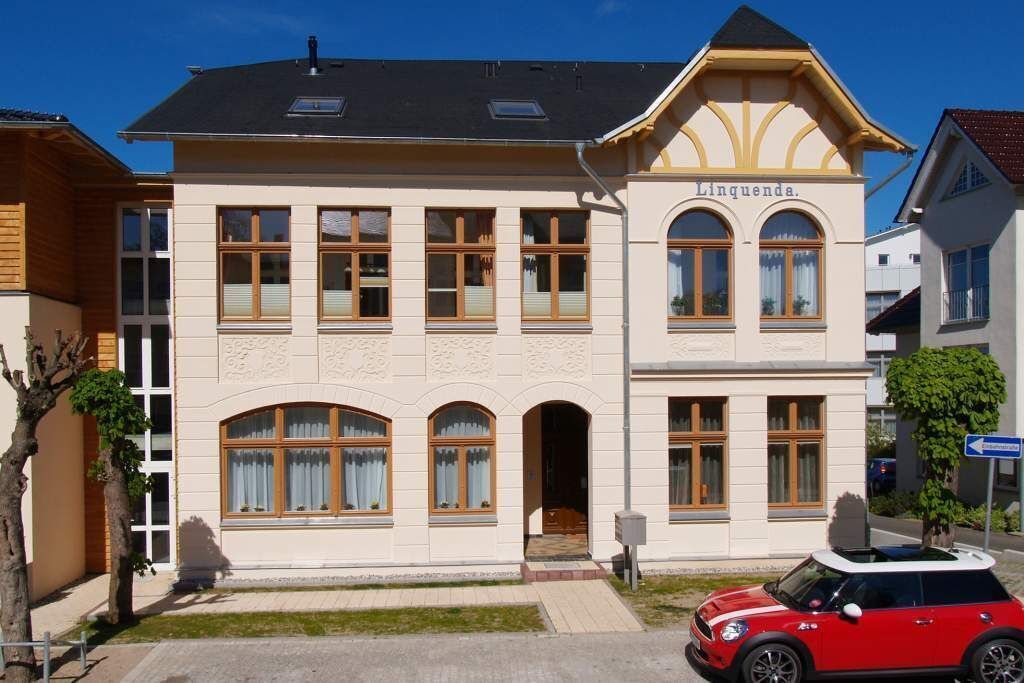 Ein zweigeschossiges Gebäude mit einem Schild, auf dem 