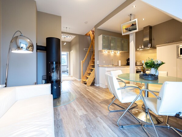 Unclassified image, 1 of 16, button