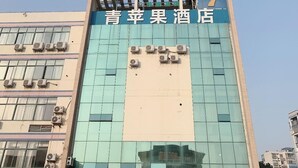 A building with a blue sign reading "青花果酒店" and a number "7" on the facade. - 7 Days Inn (Changzhou North Railway Station) (Changzhou)