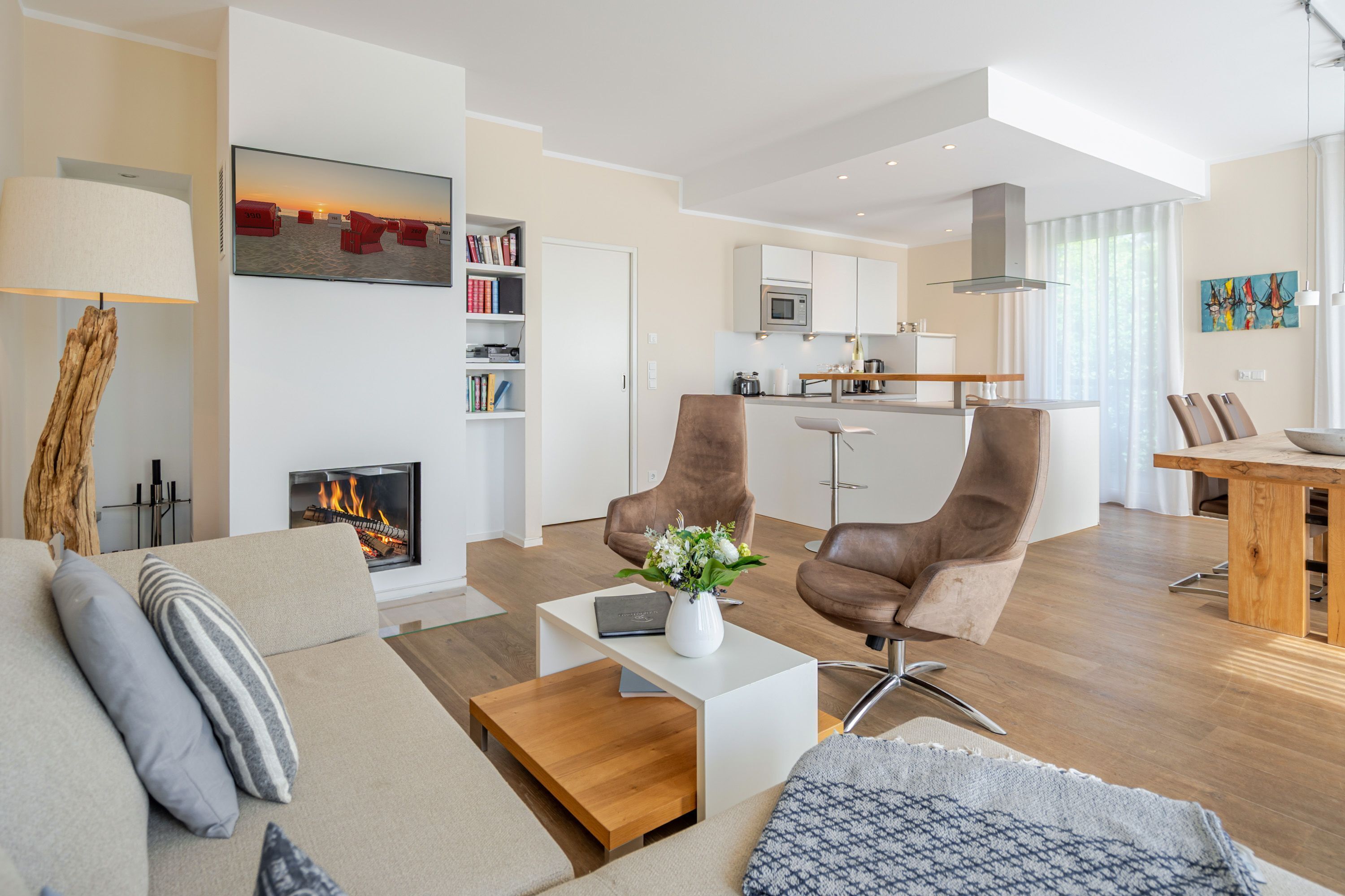 TV, fireplace