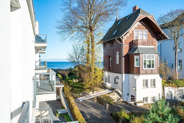 Unclassified image, 1 of 34, button