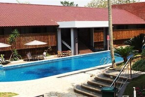 Outdoor pool - Jatiluhur Hotel Valley & Resort (Purwakarta)