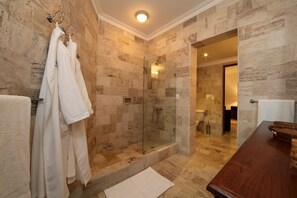 Luxury-Villa | Badezimmer | Hydromassagedusche, kostenlose Toilettenartikel, Haartrockner