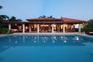Outdoor pool, free cabanas, sun loungers