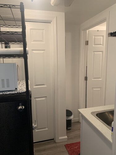 Small room with private bath and separate entry.  Close to public transportation