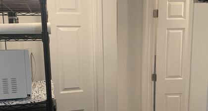 Small room with private bath and separate entry. Close to public transportation