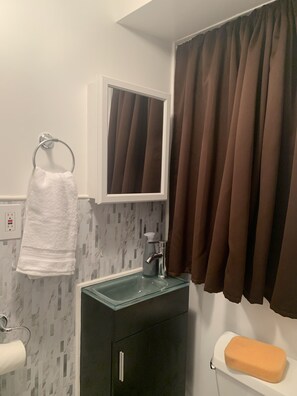 Regadera, toallas, jabón, papel de baño 