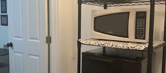 Small room with private bath and separate entry.  Close to public transportation