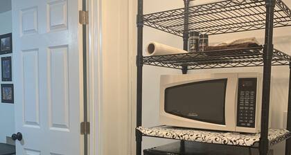 Small room with private bath and separate entry. Close to public transportation