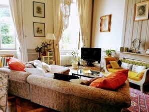 Fernseher, DVD-Player, Tischtennisplatte