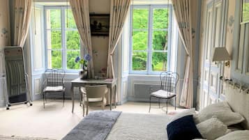 6 chambres, fer et planche à repasser, Wi-Fi, draps fournis