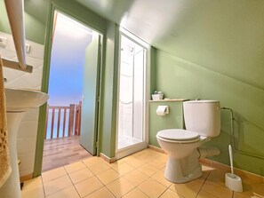 Un baño con inodoro, ducha y lavamanos.