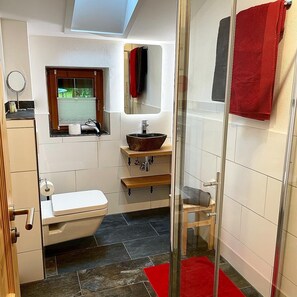 Baignoire, baignoire à remous, séchoir à cheveux, serviettes fournies