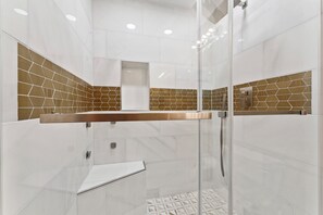 Combined shower/bathtub, hair dryer, towels, toilet paper - 3 Bedroom Condo (Las Vegas)