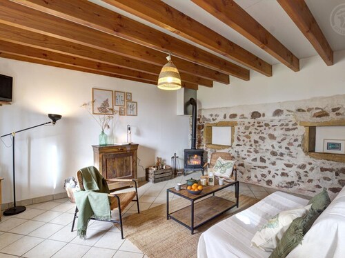 Comfortable cottage in the heart of the Loire with enclosed garden
