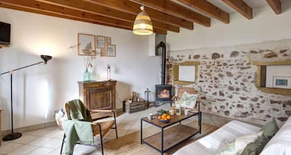 Comfortable cottage in the heart of the Loire with enclosed garden